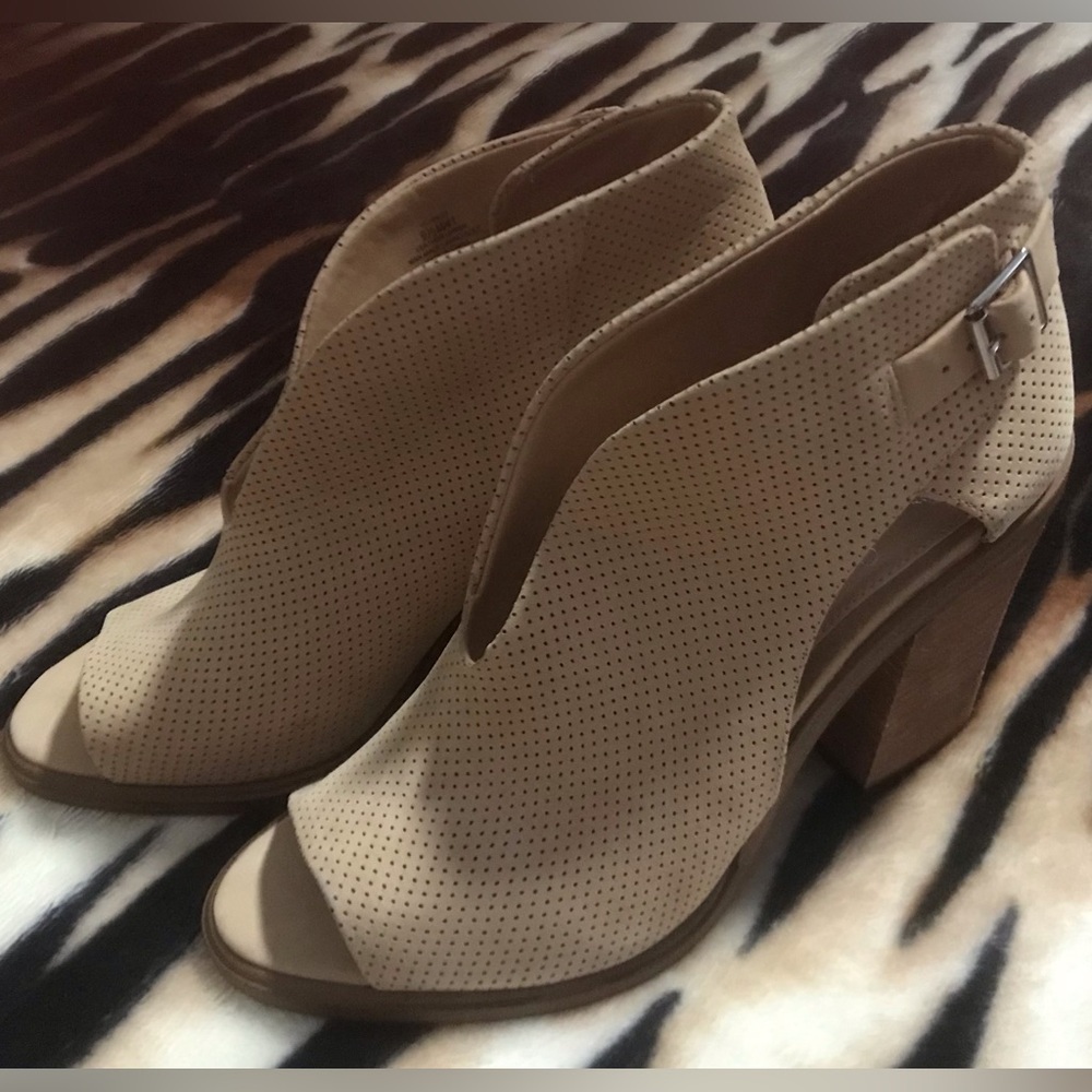 NWOT Vince Camuto KALEI Peep Toe 9 1/2